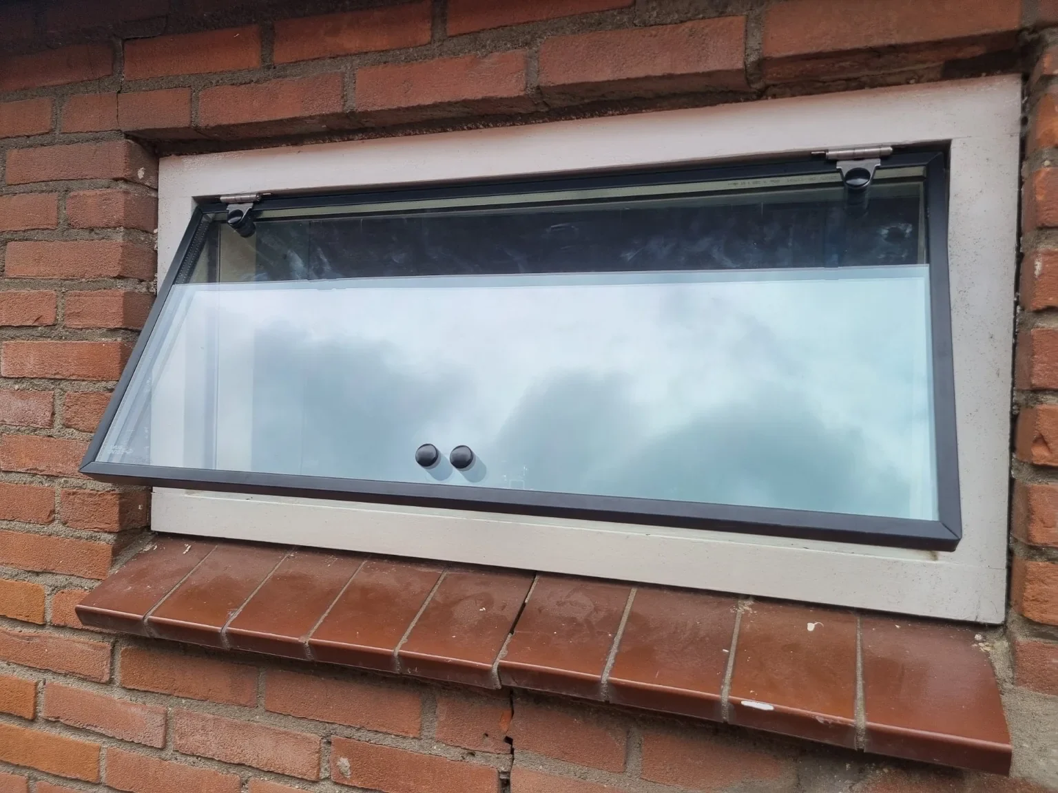 Buitenzijde van het geopende hardglazen badkamerraam in Stellendam