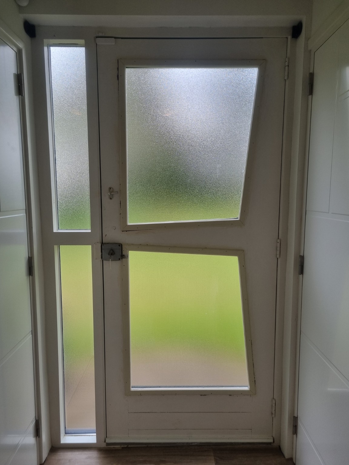 Originele projectfoto van de modelbeglazing in Rockanje, met een echte vergroting van de linkerbovenhoek van de onderste ruit naast het opdekslot